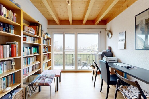 büro mit natürliches licht, natural light, bürobereich, balkendecke, und beamed ceiling