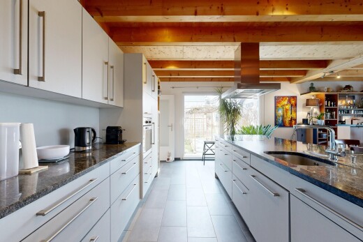 küche mit stein arbeitsplatten, natürliches licht, natural light, dunstabzugshaube, und weiße schränke