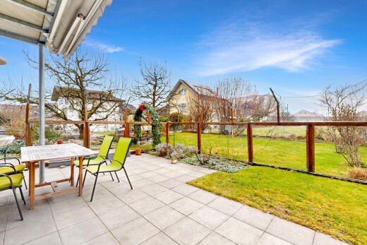 terrasse mit rasen, day time, zaun, from property, und essbereich im freien