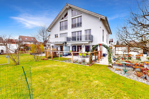 außenansicht mit rasen, terrasse, zaun, property visible, und day time