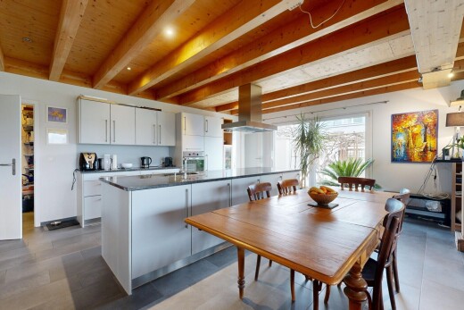 küche mit balkendecke, beamed ceiling, weiße schränke, dunstabzugshaube, und natürliches licht