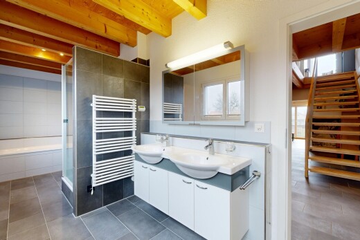 bad mit handtuchwärmer, komplettes badezimmer, kühler, spiegel, und balkendecke