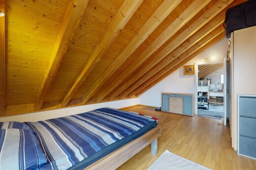 zimmer / schlafzimmer mit dachschräge, vaulted ceiling, niedrige decke, low ceiling, und holzdecke