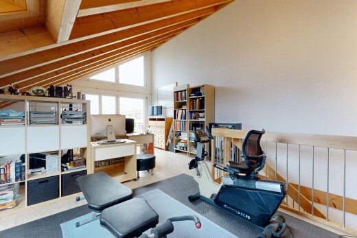 fitnessstudio mit dachschräge, vaulted ceiling, gipskartonwand, drywall, und natürliches licht