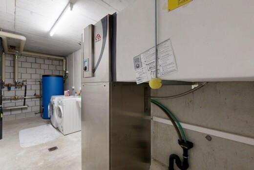 wäschekammer mit wasserkocher, concrete block wall, wäscherei, concrete floor, und inside community