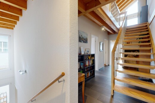 treppe mit treppen, inside property, natürliches licht, natural light, und balkendecke