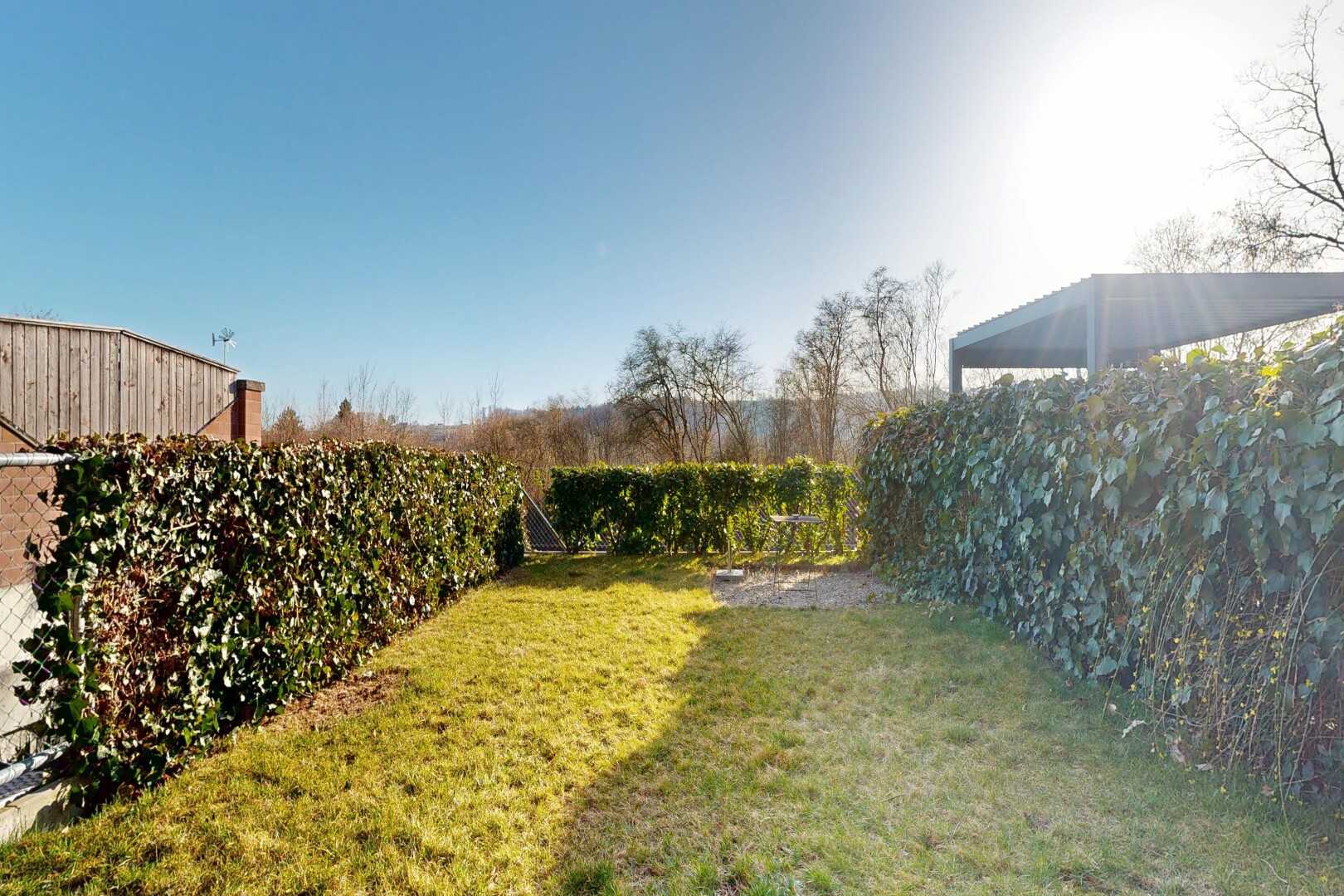 jardin avec vue sur le verger/agriculture, orchard / agricultural view, pelouse, vue rurale, et rural view