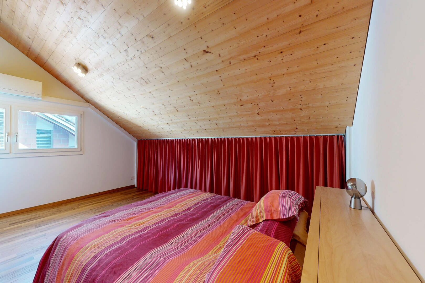 chambre avec inside property, wood finish floor, sol en finition bois, vaulted ceiling, et plafond voûté