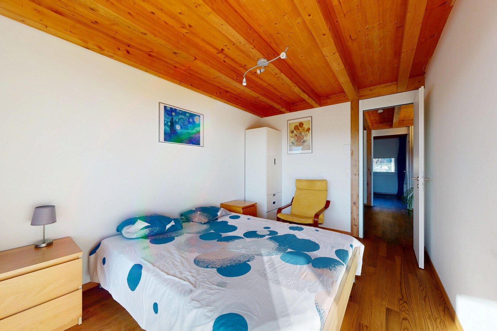 chambre avec inside property, cloison sèche, drywall, sol en finition bois, et wood finish floor