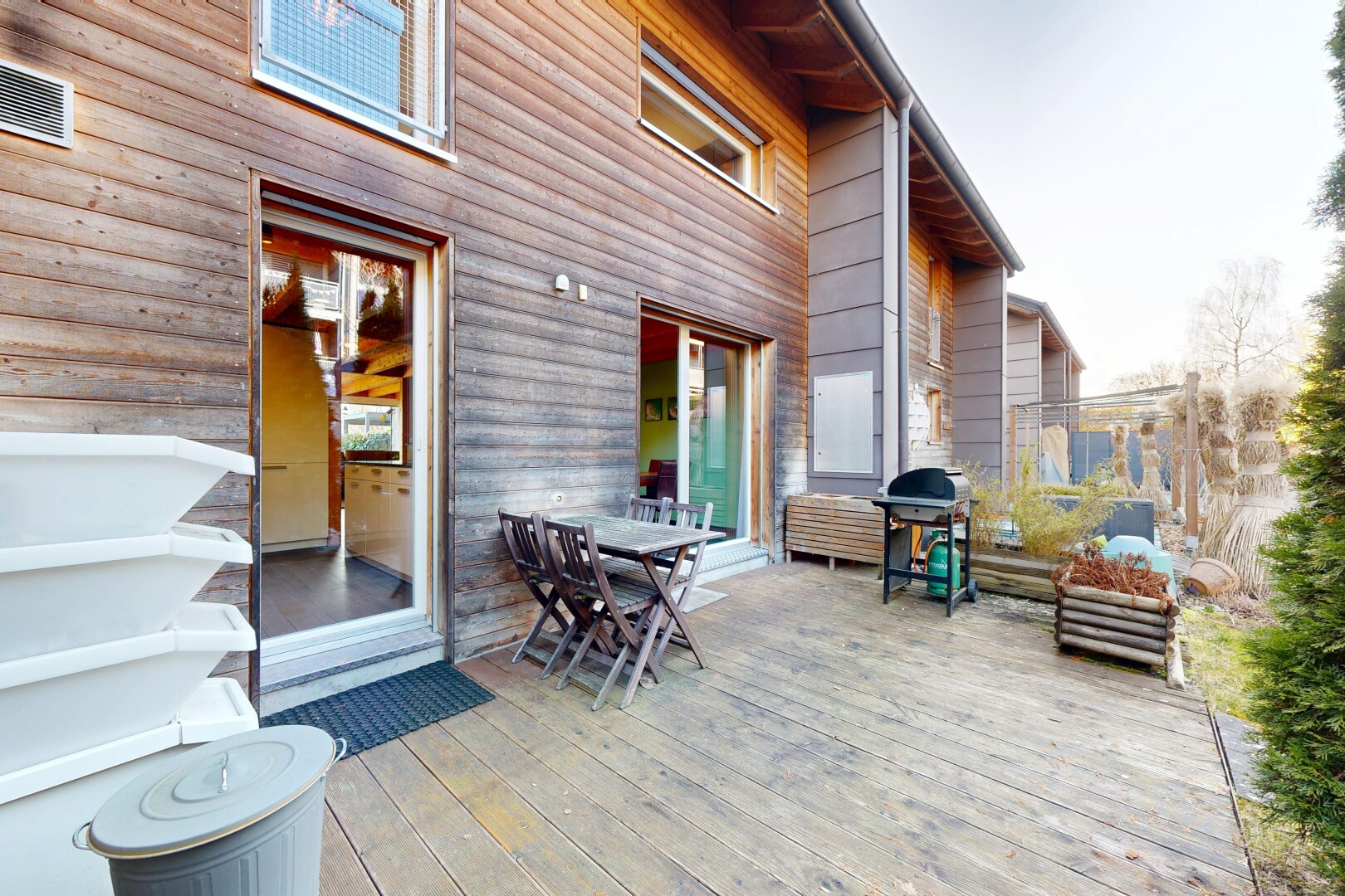 terrasse avec coin repas extérieur, property visible, gril, et terrasse