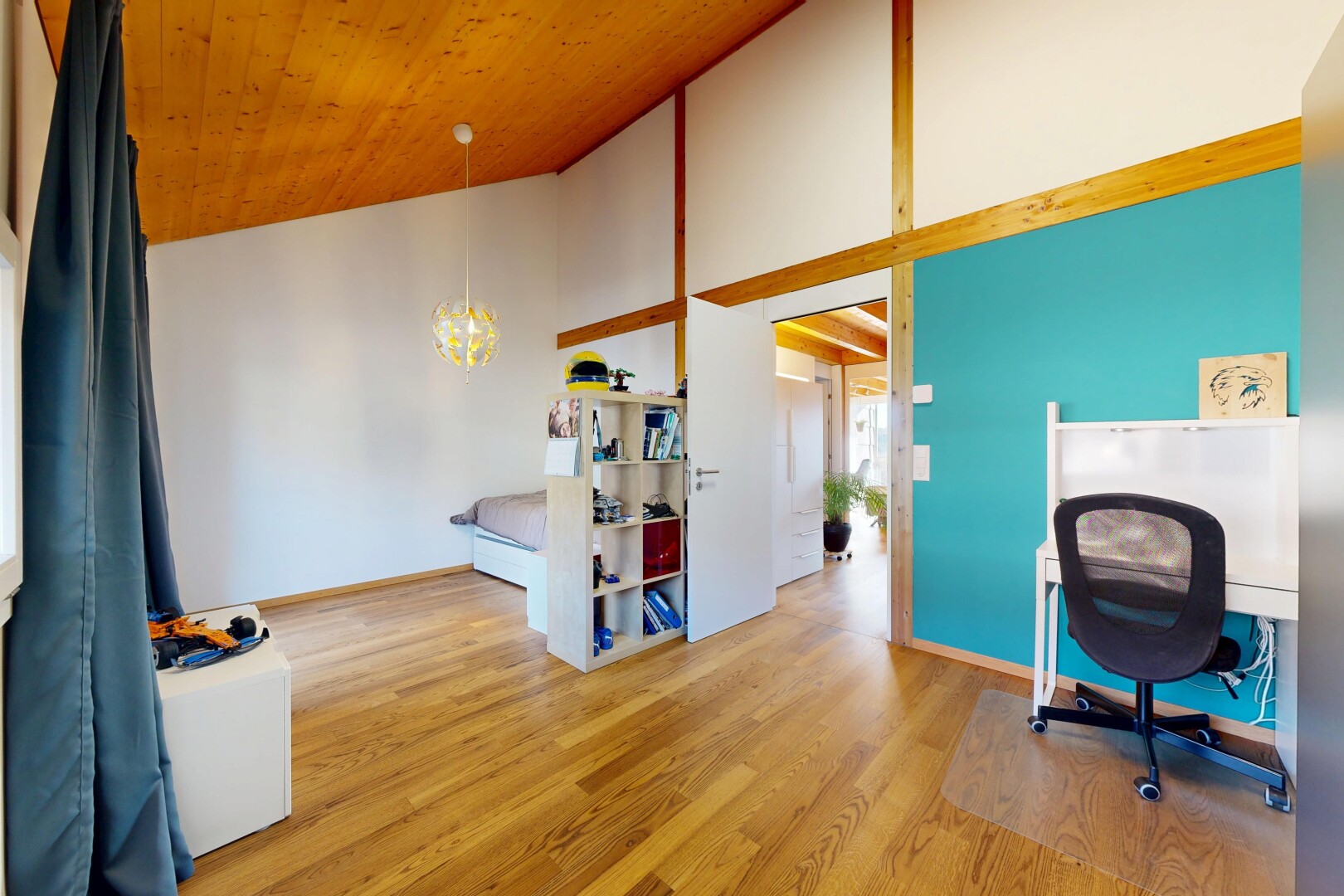 chambre avec lustre remarquable, wood finish floor, sol en finition bois, inside property, et drywall