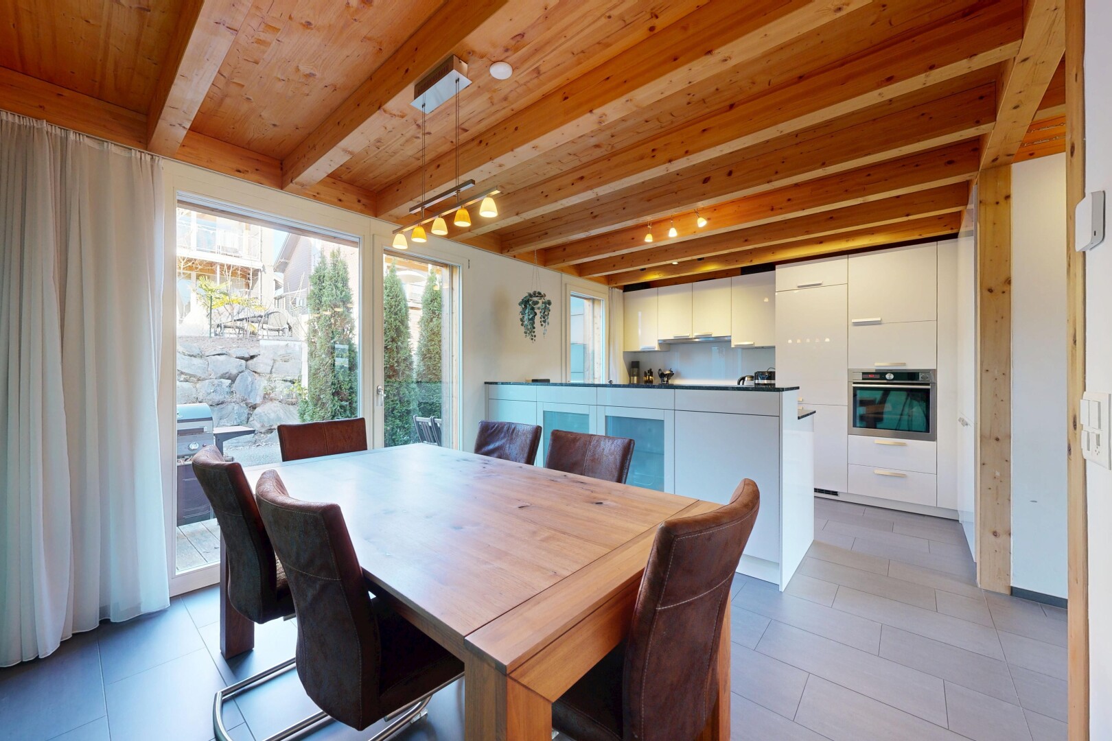 salle à manger avec inside property, lumière naturelle, natural light, plafond à poutres, et beamed ceiling