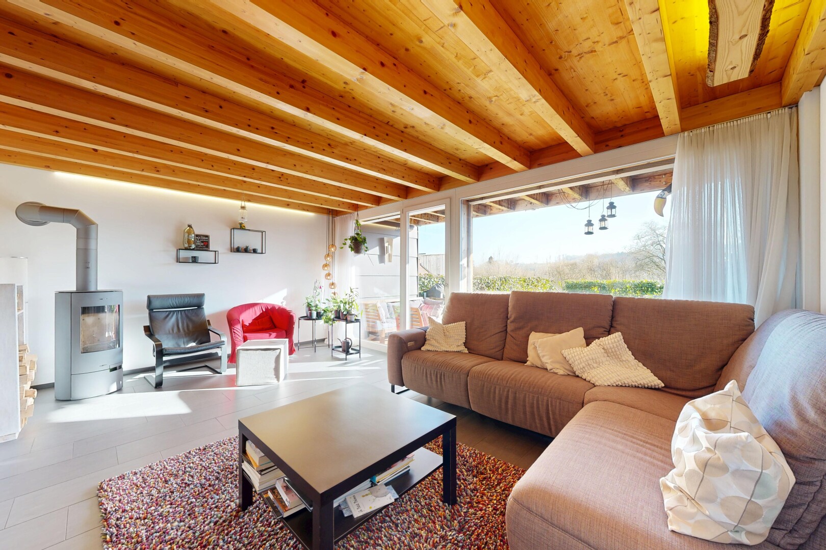 salon avec inside property, poêle à bois, natural light, et lumière naturelle