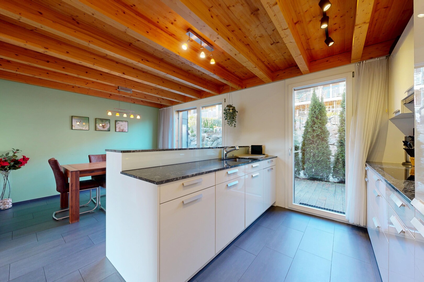 cuisine avec track lighting, éclairage sur rail, péninsule de cuisine, kitchen peninsula, et two heights countertops