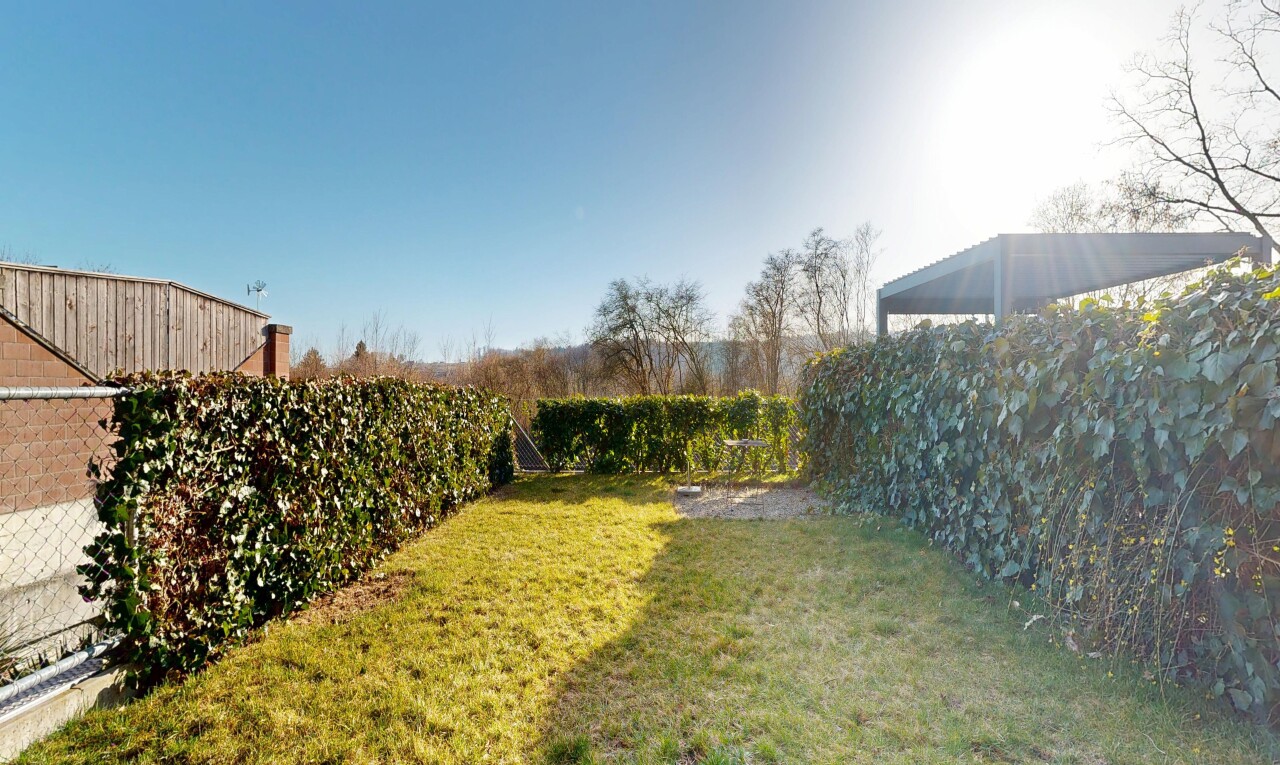 jardin avec vue sur le verger/agriculture, orchard / agricultural view, pelouse, vue rurale, et rural view