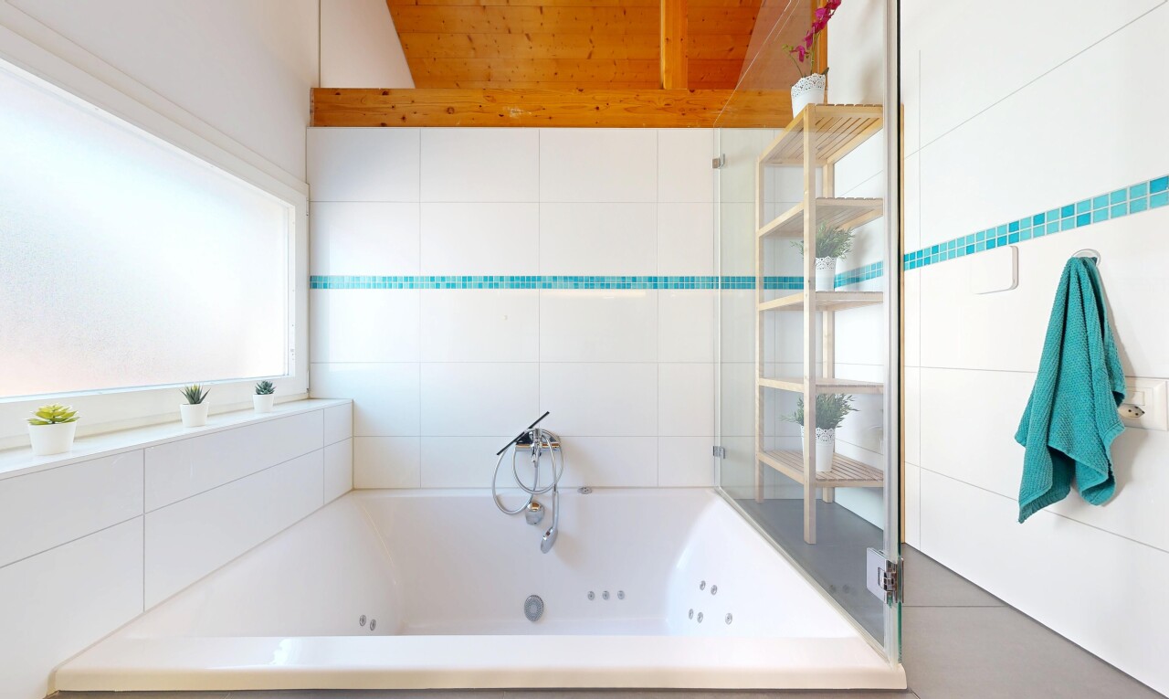 salle de bains avec salle de bain complète, inside property, bain, mur en carrelage, et tile wall