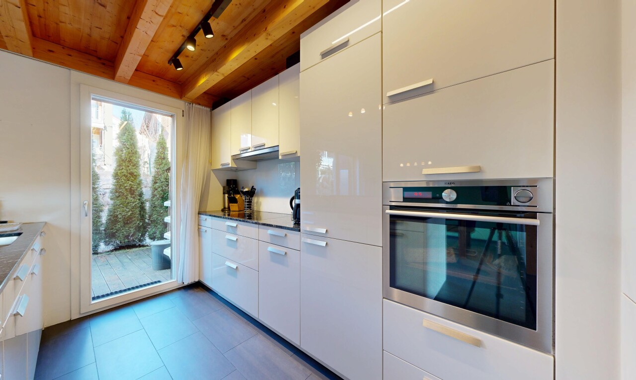 cuisine avec four, track lighting, éclairage sur rail, armoires blanches, et white cabinets