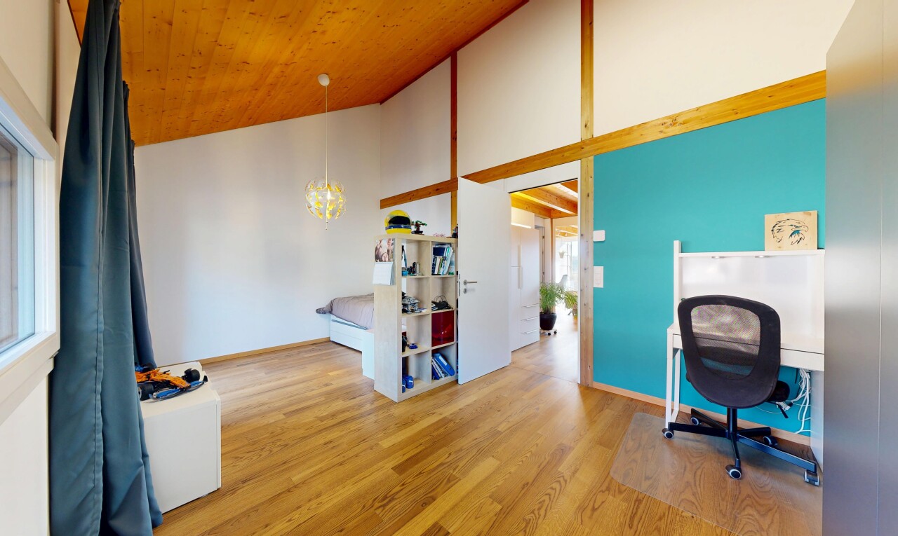 chambre avec lustre remarquable, wood finish floor, sol en finition bois, inside property, et drywall