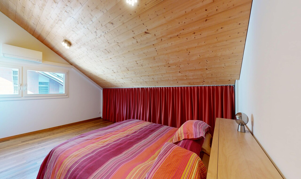 chambre avec inside property, wood finish floor, sol en finition bois, vaulted ceiling, et plafond voûté