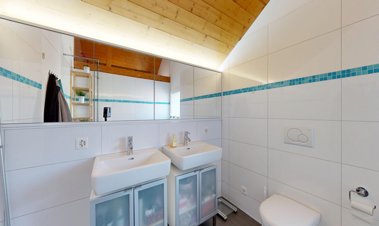 salle de bains avec deux lavabos simples, double vasque, mur en carrelage, tile wall, et salle de bain complète