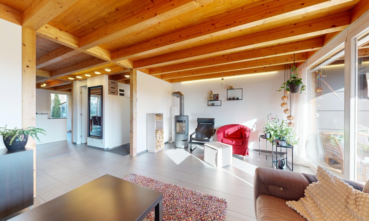 salon avec natural light, lumière naturelle, poêle à bois, inside property, et chauffe-eau