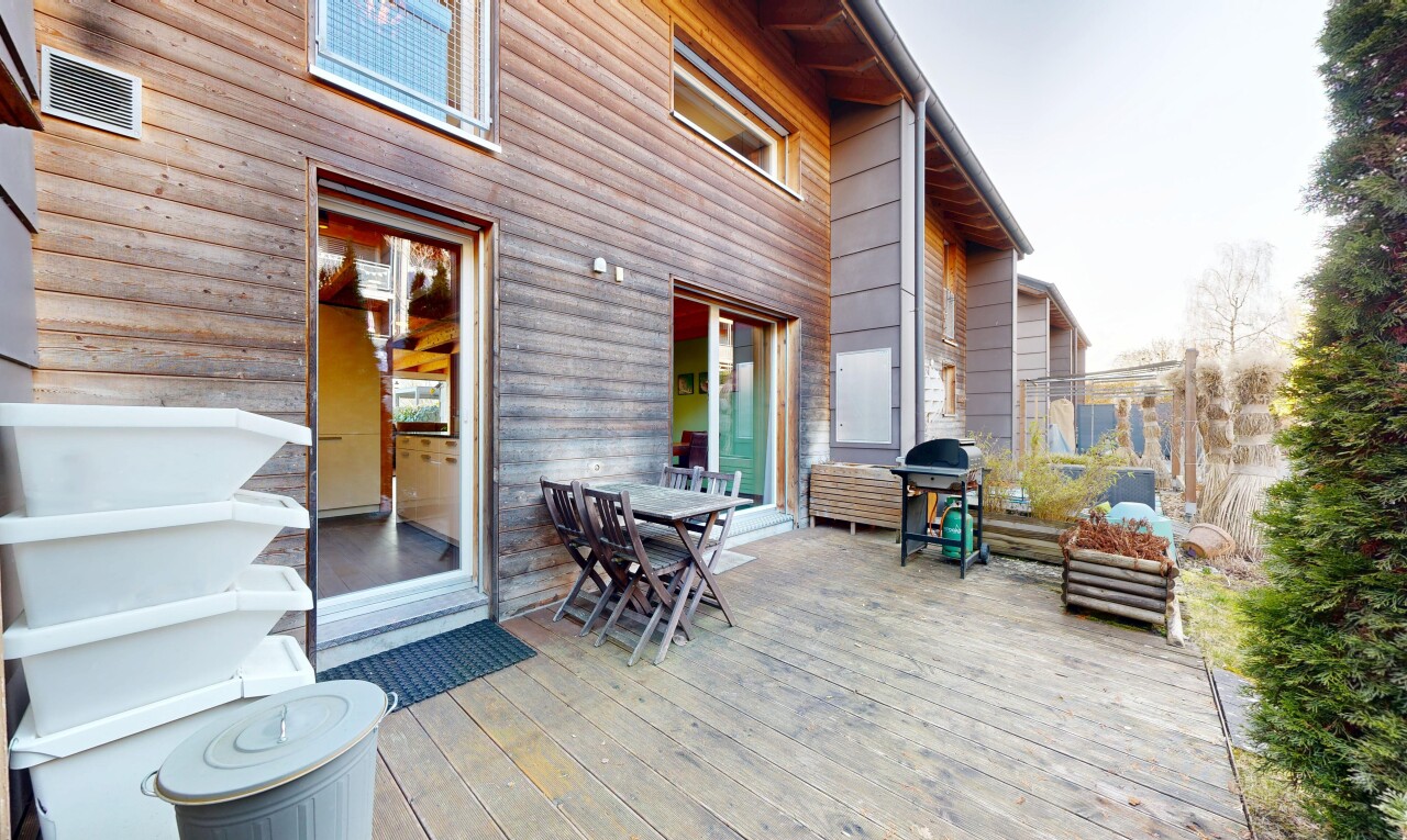 terrasse avec coin repas extérieur, property visible, gril, et terrasse