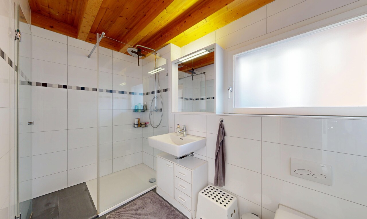 salle de bains avec miroir, lavabo (ou coiffeuse selon le contexte), salle de bain complète, inside property, et douche