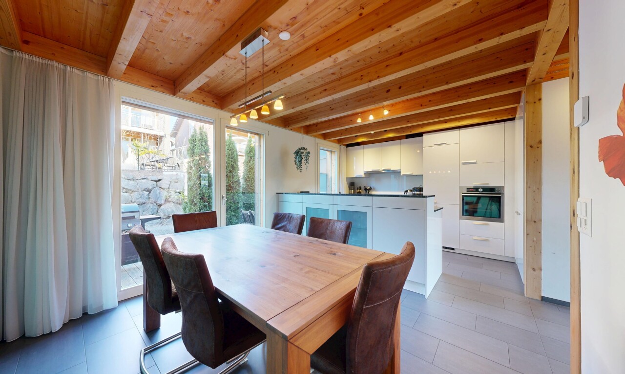 salle à manger avec inside property, lumière naturelle, natural light, plafond à poutres, et beamed ceiling
