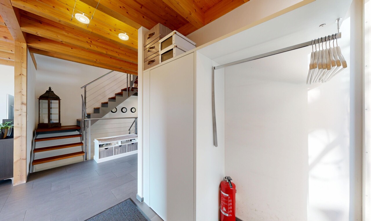escaliers avec escaliers, inside property, cloison sèche, et drywall