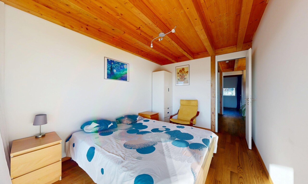 chambre avec inside property, cloison sèche, drywall, sol en finition bois, et wood finish floor
