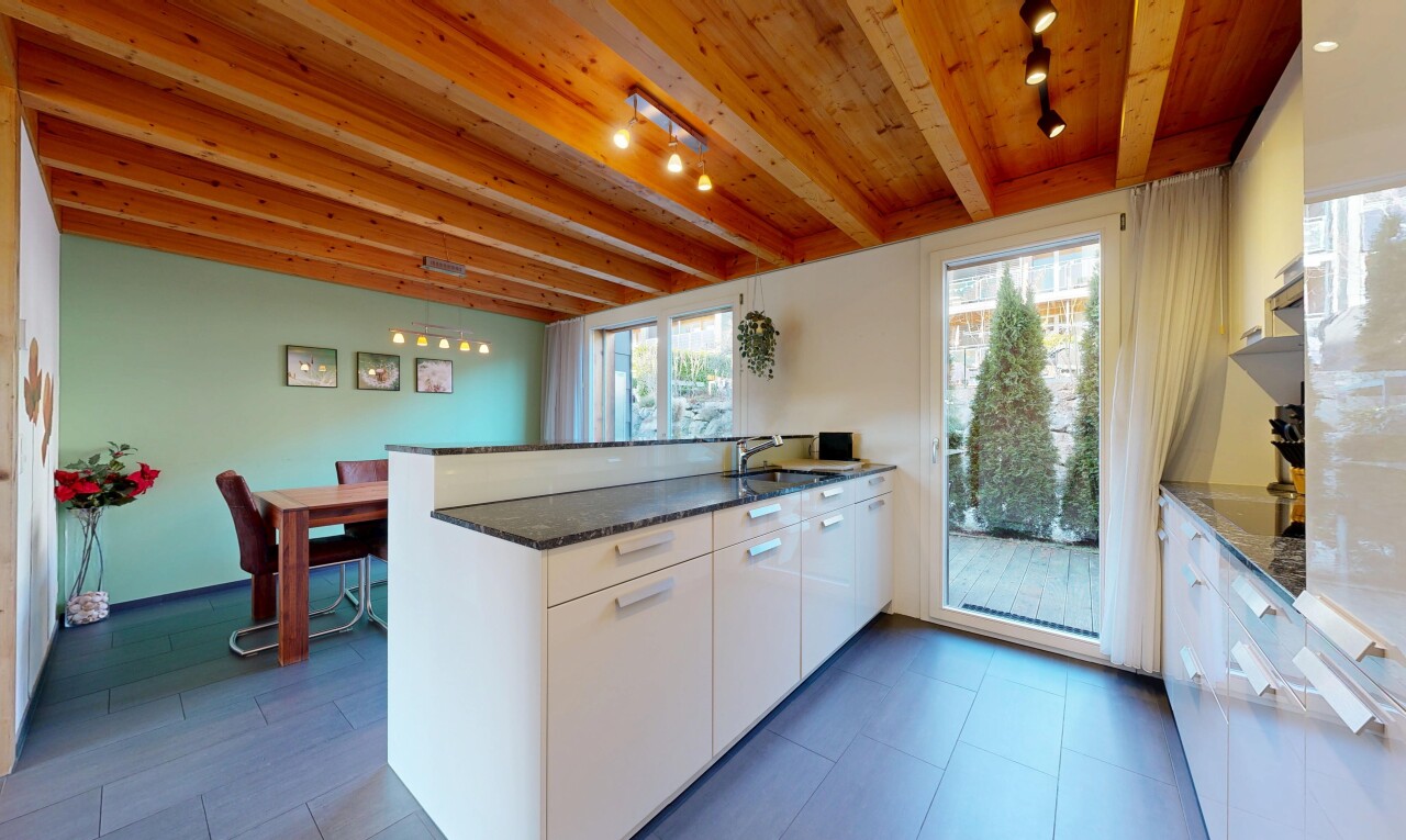 cuisine avec track lighting, éclairage sur rail, péninsule de cuisine, kitchen peninsula, et two heights countertops