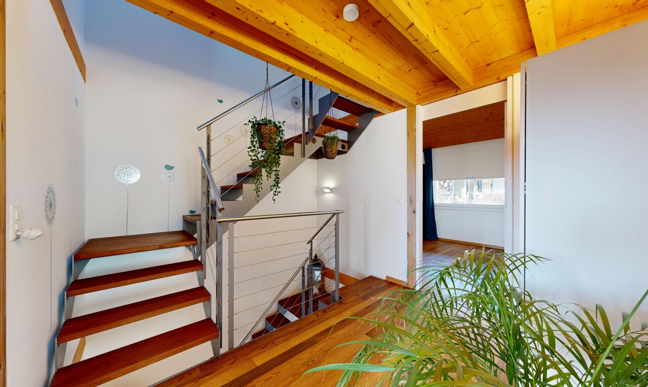 escaliers avec escaliers, inside property, natural light, lumière naturelle, et wood finish floor