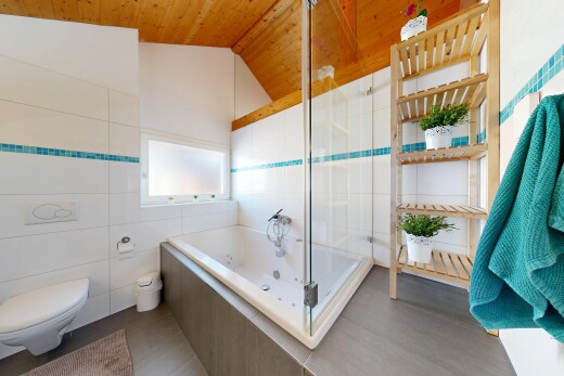 bad mit komplettes badezimmer, tile wall, fliesenwand, inside property, und vaulted ceiling