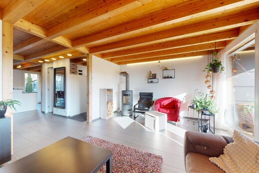 salon avec natural light, lumière naturelle, poêle à bois, inside property, et chauffe-eau