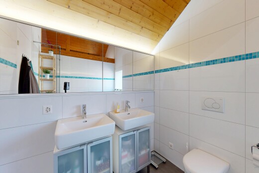 salle de bains avec deux lavabos simples, double vasque, mur en carrelage, tile wall, et salle de bain complète