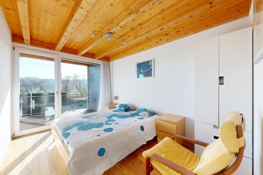 zimmer / schlafzimmer mit gipskartonwand, drywall, inside property, natürliches licht, und natural light