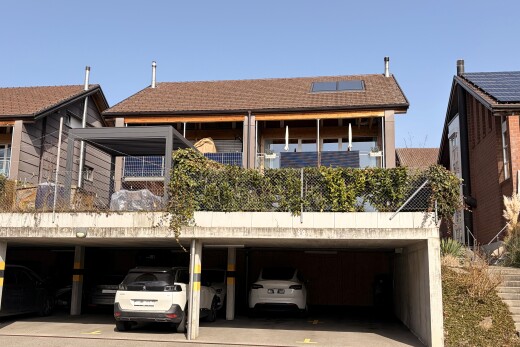 façade avec day time et abri de voiture intégré