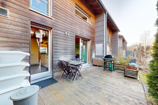 terrasse avec coin repas extérieur, property visible, gril, et terrasse