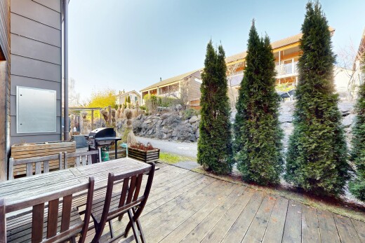 terrasse mit essbereich im freien, deck, day time, grill, und from property