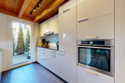 cuisine avec four, track lighting, éclairage sur rail, armoires blanches, et white cabinets
