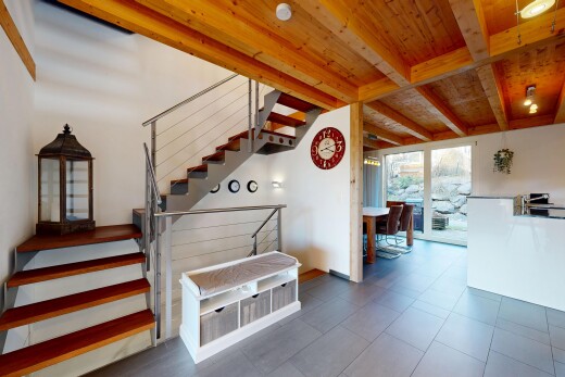 treppe mit treppen, inside property, gipskartonwand, drywall, und natürliches licht