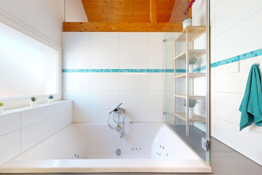bad mit komplettes badezimmer, inside property, bad, fliesenwand, und tile wall