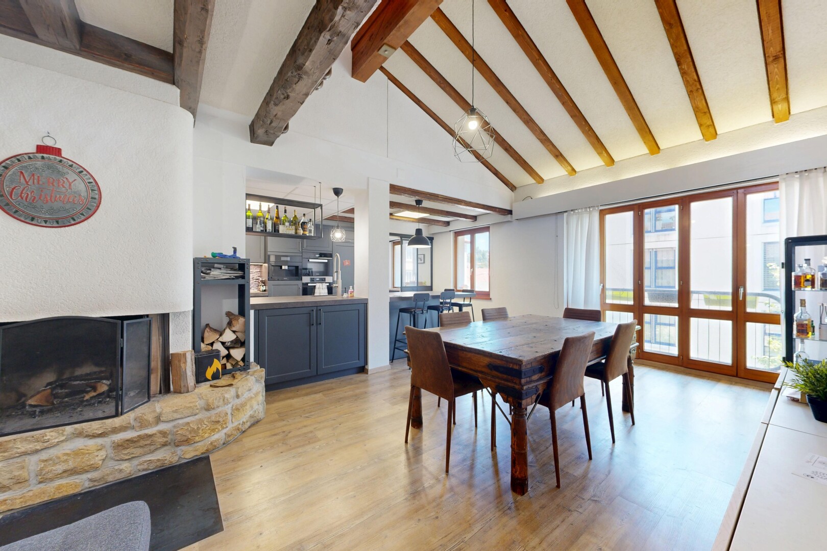 wohn- / esszimmer mit kamin, hohe decke, high ceiling, inside property, und balkendecke