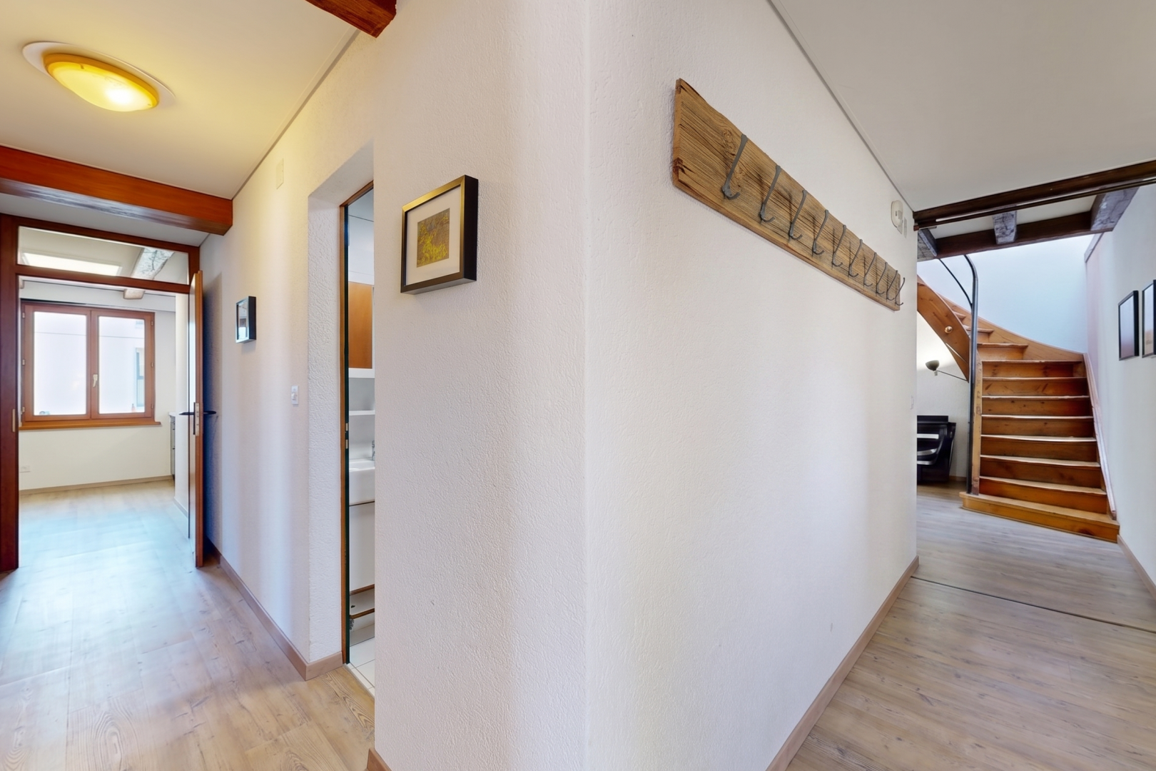 halle / korridor mit treppen, inside property, holzfußboden, wood finish floor, und light floor