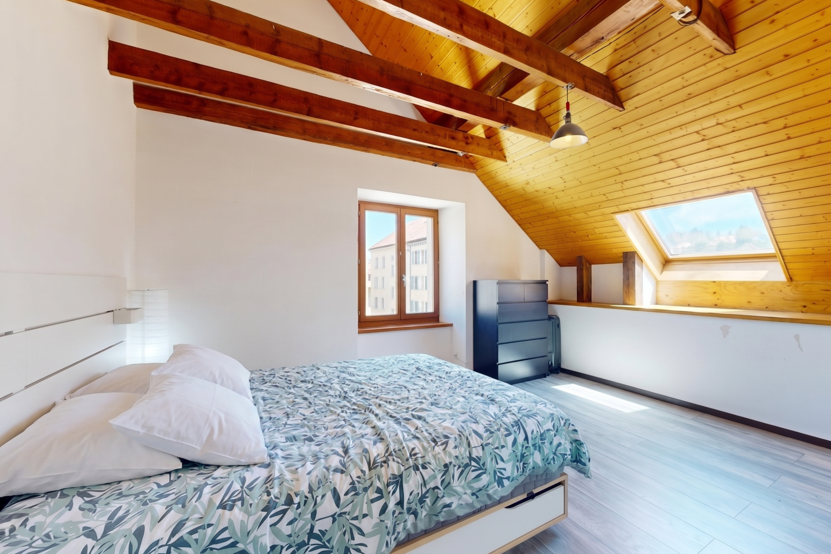 zimmer / schlafzimmer mit dachfenster, holzdecke, wood ceiling, dachschräge, und vaulted ceiling