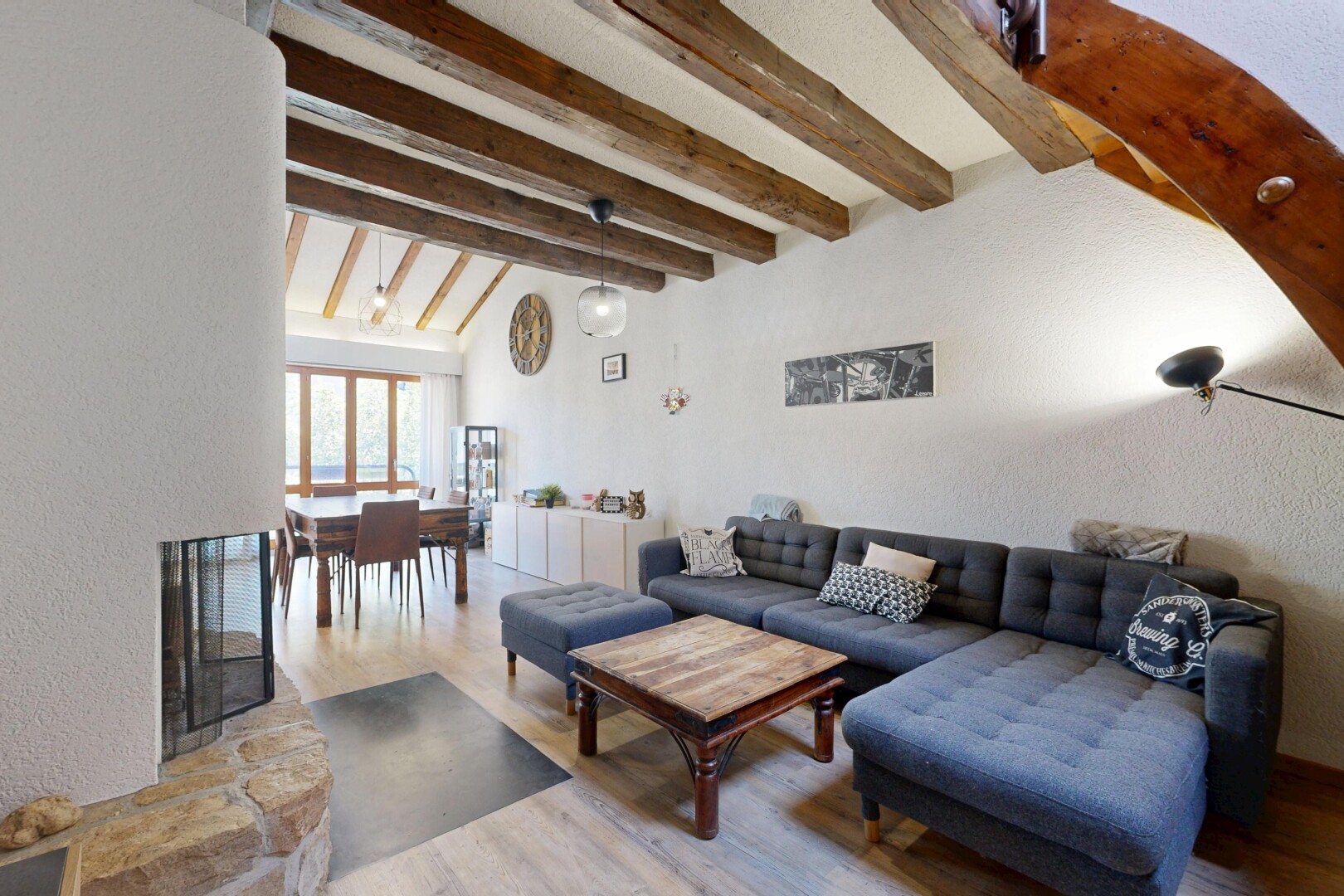 wohn- / esszimmer mit balkendecke, beamed ceiling, strukturierte wand, textured wall, und inside property