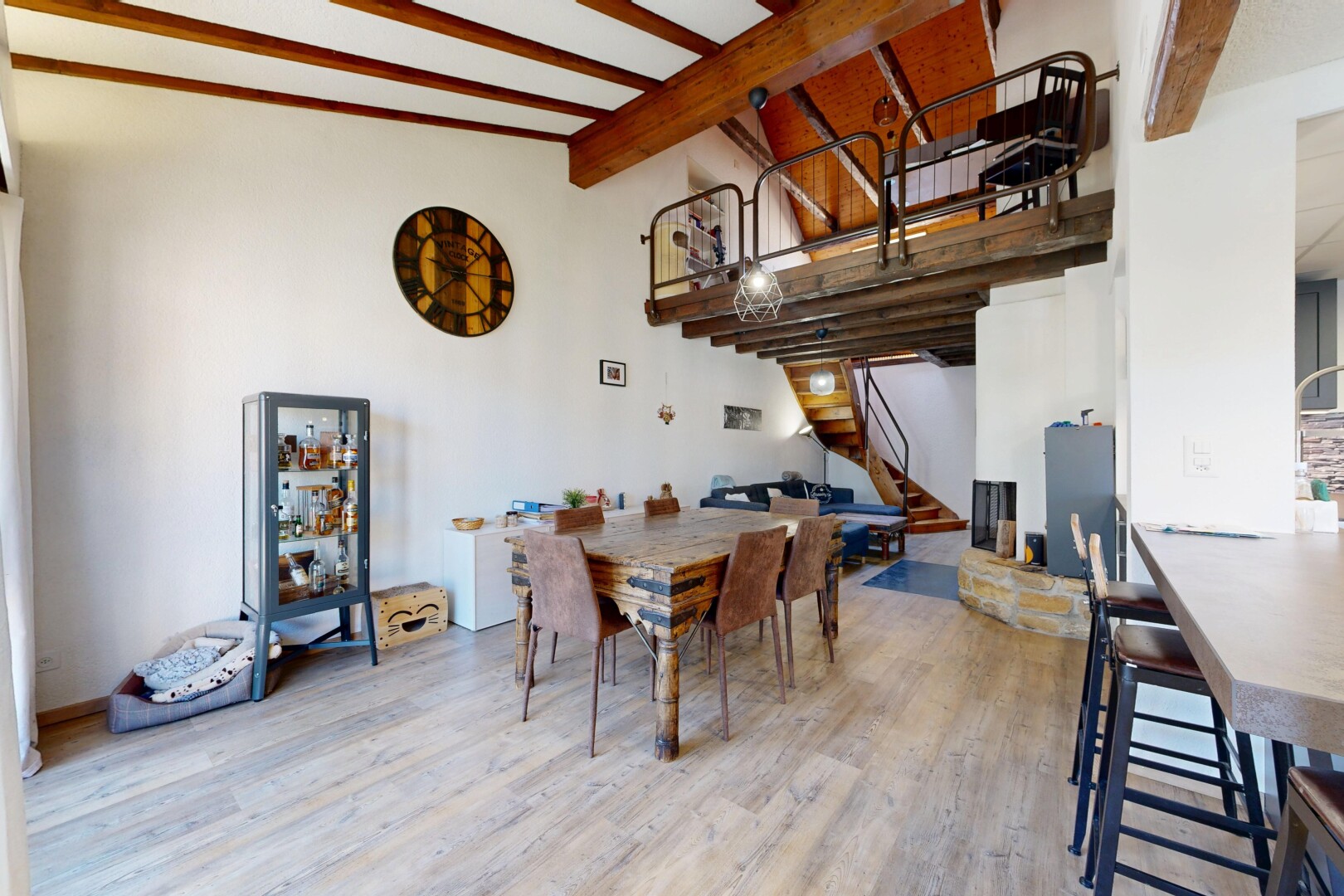 esszimmer mit balkendecke, beamed ceiling, inside property, treppen, und holzfußboden