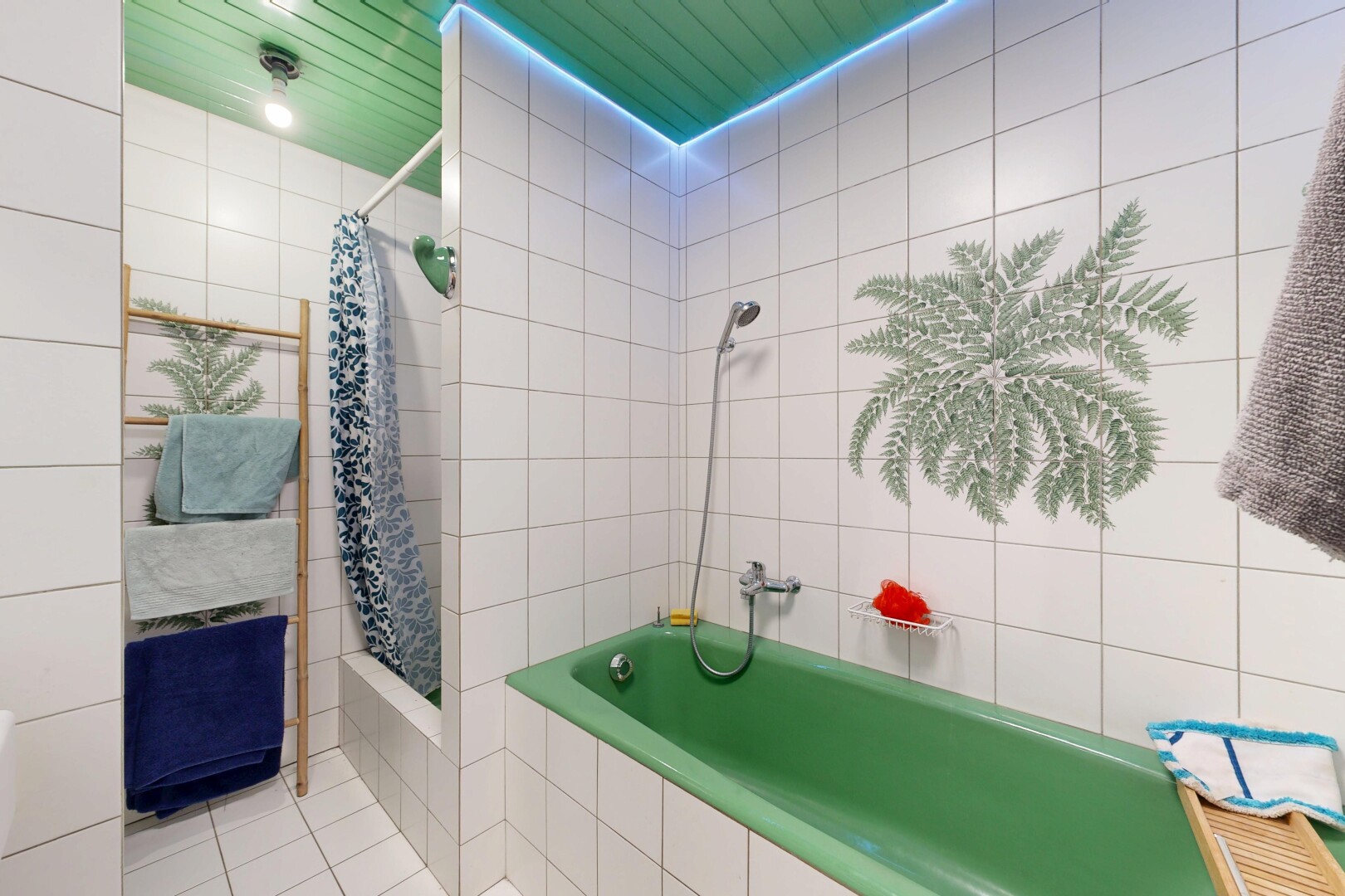 bad mit kombiniertes bad / dusche, komplettes badezimmer, inside property, fliesenwand, und tile wall