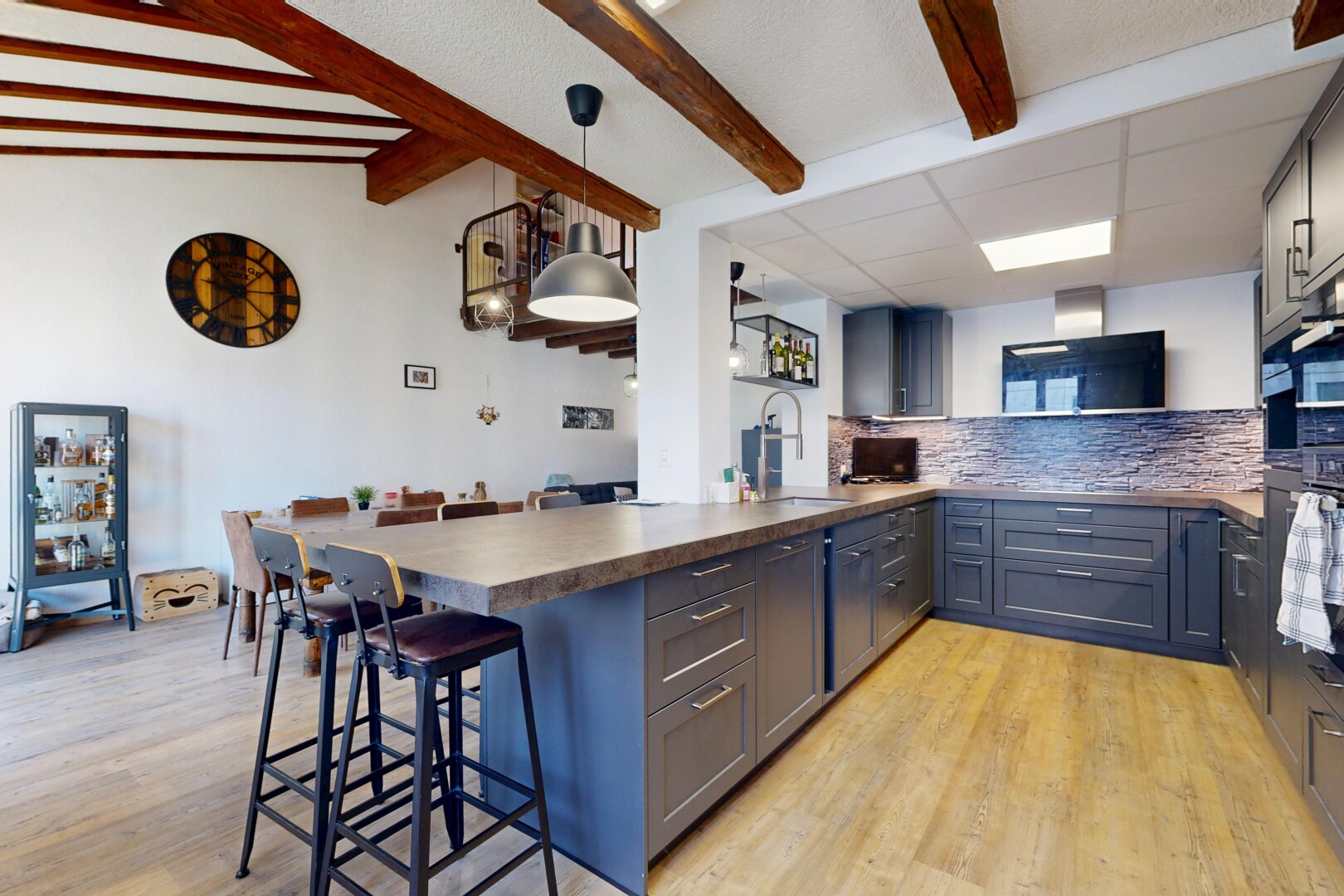 küche mit kitchen peninsula, küchentheke, küchenrückwand beim herd, küchenrückwand beim Herd, und dark countertops