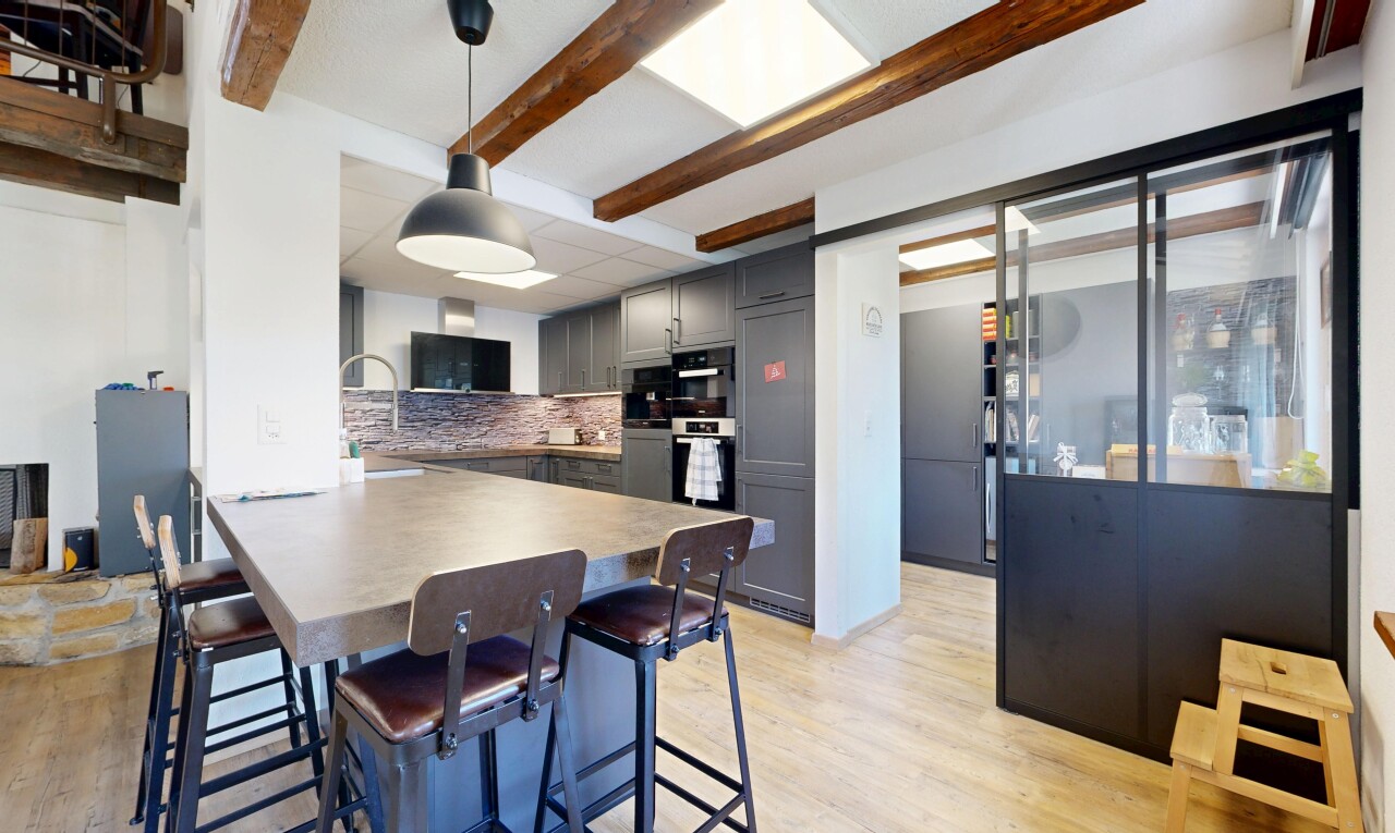 küche mit graue schränke, gray cabinets, schranktüren mit vertiefter mittelplatte, shaker cabinets, und pendelleuchte